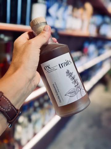 🌿 Des Hierbas made in Belgium… moi je dis : faut goûter ! 🇧🇪

Une très belle collab entre Dertinchamps & Capucine à Table, herboriste passionnée 🌱

Le résultat ? De superbes liqueurs à base d’herbes et de plantes aromatiques, travaillées dans l’esprit des fameuses Hierbas méditerranéennes… mais version 100 % belge. 🇧🇪

Herbacées, fraîches, surprenantes et franchement canons à découvrir bien fraîches ou sur glace. 🧊🌿

👉 Curieux ? Viens les découvrir à L’ENTREPÔT !