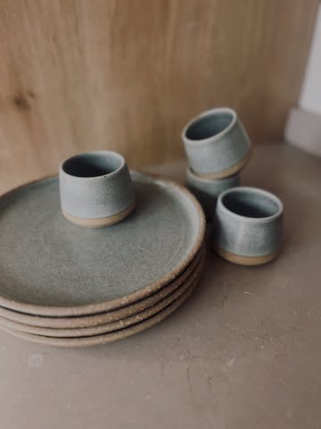 L’été touche doucement à sa fin et voilà que je m’apprête à réouvrir le magasin. Joie sur moi de vous y revoir après cet épisode estival impitoyable et éprouvant. Les canicules, le climat ambiant, la crise économique ont des impacts non négligeables sur tous.tes et je n’ai pas fait figure d’exception. Bien au contraire... Heureusement pour moi, j’ai eu la chance de croiser de belles personnes et de jolies choses durant cette période. J’ai aussi beaucoup marché et lu des romans. Cela a eu pour effet de stimuler mon imagination et d’envisager mon travail comme un petit embryon d’acte de résistance. J’ai fabriqué pas mal de saladiers, va t’en savoir pourquoi, et j’ai cherché des formes de vases satisfaisantes (je cherche encore!).
En tous cas, j’accueille Automne avec une certaine détermination et je suis fort heureuse de vous retrouver à la boutique à Bruxelles dès ce samedi ! 🧡