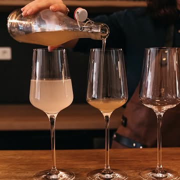 Notre accord sans alcool est réalisé 100% in-house par l’équipe: décoction, kefir, kombucha et autres boissons non alcoolisées … toujours pensées avec un rappel d’ingrédients venant du plat pour un mariage parfait ! A déguster sans modération ☺️