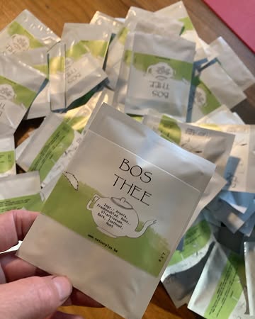 Nog snel een extra lading biologische Bosthee brengen per fiets naar camping Rijvers Festival. Lokale thee voor meermalig gebruik - hot brew en cold brew!
