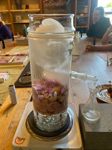 Mis de start van ons Aroma Jaartraject niet. Een voorproefje via https://www.natuurplus.be/culinaire-hydrolaten-cohobatie/