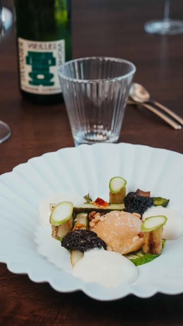 Les premières asperges de @stephanelonglune font leur entrée 🌱✨

Rôties pour en révéler toute la saveur, elles s’accompagnent ici d’une raviole de jaune d’œuf confit, pour une touche de gourmandise assumée.

Autour, un pesto d’ail des ours, quelques morilles et un siphon délicat viennent compléter l’ensemble avec finesse.

Une entrée de saison signée par la Cheffe @thunusstephanie à découvrir dès maintenant à la carte ou dans nos menus “Évasion” et “Plaisir”.

Réservez votre table :
👉 En cliquant sur le lien en bio ou par téléphone : +32 64 33 66 01

📍 67 rue de Soudromont — 7180 Seneffe (BE)

#etoilemichelin #gastronomie #guidemichelin #gaultmillau