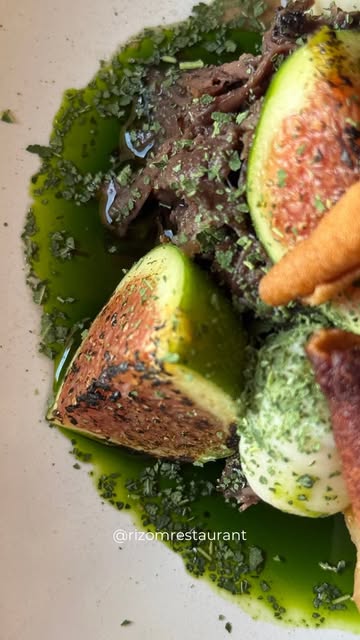 Le moelleux de la joue accompagné du goût du céleri confit et en texture, la délicatesse de la figue créent une réelle harmonie dans l’assiette.

📆 Réservation:
065613876
https://rizom.reservation.barestho.com/