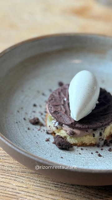 Chocolat, vanille, yuzu.

Trois notes, trois personnalités, réunies dans un dessert où l’intensité du chocolat de chez @pierremarcolini rencontre la douceur de la vanille et la fraîcheur acidulée du yuzu.

Une fin de repas tout en équilibre.

Et vous, plutôt dessert chocolaté ou fruité ?

📆 Réservation:
065613876
https://rizom.reservation.barestho.com/
