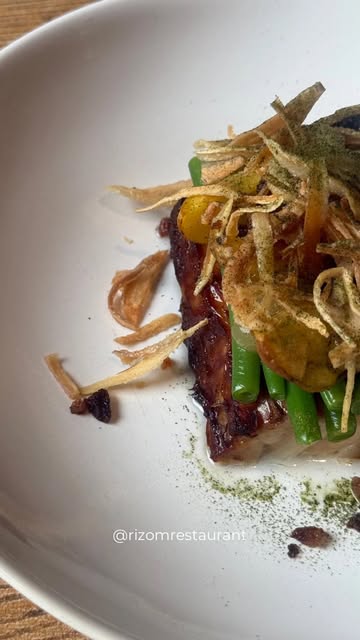 Un classique qui ne demande qu’à être revisité.
La salade liégeoise s’invite à la table de Rizom, avec ses saveurs généreuses et réconfortantes, accompagnées ici de lard confit.

Une cuisine de terroir, mais avec notre regard.

Team salade liégeoise : oui ou grand oui ? 😉

📆 Réservation:
065613876
https://rizom.reservation.barestho.com/