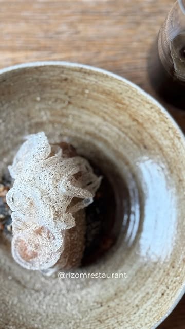 Le cru, dans toute sa précision.

Un tartare de bœuf accompagné d’algues et d’oignon, où chaque élément vient apporter sa texture, sa fraîcheur ou son caractère.

Parce qu’un tartare réussi, c’est avant tout une question d’équilibre.

Vous le préférez classique ou avec une petite touche inattendue ?

📆 Réservation:
065613876
https://rizom.reservation.barestho.com/