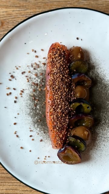 Le saumon prend des accents d’automne.

Saumon gravlax, prune et sarrasin : une association entre la fraîcheur du poisson, la douceur acidulée du fruit et le caractère du sarrasin.

Trois univers qui se rencontrent dans une même assiette.

Une association que vous aimeriez goûter ? Ou que vous avez déjà goûtée?

📆 Réservation:
065613876
https://rizom.reservation.barestho.com/
