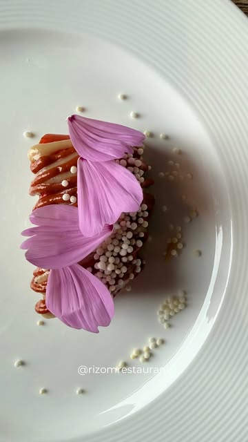 Le produit au centre de l’assiette.

Veau, poivron, céleri-rave et ail : des produits de saison travaillés pour laisser parler leurs textures et leurs saveurs.

Et pour ceux qui souhaitent aller encore plus loin, le veau peut laisser place au Wagyu ou au turbot.

Vous choisissez lequel ? Veau, Wagyu ou turbot ?

📆 Réservation:
065613876
https://rizom.reservation.barestho.com/