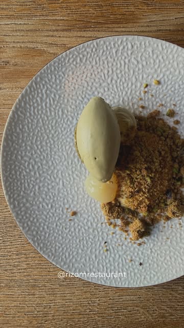 Un dessert construit autour du contraste : la douceur de la pistache, la fraîcheur vive du yuzu et quelques notes plus rondes de caramel.

Pain de Gênes pistache, mousse chocolat blanc & pistache, yuzu confit, crumble pistache, sorbet pistache-yuzu…
Une assiette où chaque élément trouve sa place, entre douceur, fraîcheur et gourmandise.
Notre dessert d’octobre, à découvrir chez Rizom. ✨

📆 Réservation:
065613876
https://rizom.reservation.barestho.com/