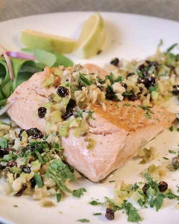 🐟 Notre collègue Laurence nous a imaginé une recette festive avec les pavés de truite de la @commanderie7.be. Vous nous en direz des nouvelles!

➡️ Pavé de truite grillée, sauce céleri vert, amandes et câpres

Ingrédients pour 4
- 4 pavés de truites (avec la peau)
- 100g raisins de Corinthe
- 100ml huile d’olive
- 4 branches de céleri vert (sans les feuilles)
- 50g amandes épluchées
- 40g câpres
- 2càs huile de câpre
- 40g olives vertes
- persil plat haché
- 1càc zeste de citron
- 1càc jus de citron
- sel et poivre

Préparation
Au préalable :
faites tremper les amandes dans de l’eau
mettez les raisins à tremper dans de l’eau très chaude pendant 20 minutes

1. Enrobez les pavés de truite dans 2 càc d’huile. Salez, poivrez, réservez;
2. Détaillez en mini cubes (mirepoix) les branches de céleri vert et les olives vertes, hachez les amandes épluchées;
3. Chauffez 75cl d’huile d’olive dans une sauteuse. Faites revenir les dés de céleri et les amandes hachées. Stoppez la cuisson quand les amandes commencent à colorer;
4. Hors du feu, ajoutez les câpres, les dés d’olives, une pincée de sel, le persil haché, le zeste et le jus d’un citron. Égouttez les raisins et ajoutez-les aussi. Réservez;
5. Chauffez 1 càs d’huile d’olive à feu assez vif dans une poêle. Saisissez les pavés de truite 3 min côté peau. Quand celle-ci vous paraît bien croustillante, baissez le feu et continuez la cuisson côté chair pendant 2 à 4 minutes;
6. Dressez un pavé dans chaque assiette et arrosez de sauce aux amandes. Parsemez de feuilles de céleri et servez.
Bon appétit !

⁠🧺 Pour réaliser cette recette facile, vous trouverez tous les ingrédients bio et locaux nécessaires dans nos 3 magasins
⁠
🔎 Retrouvez toutes nos recettes locales et de saison sur notre site web, vous pouvez rechercher par ingrédient !⁠

💡Pensez à enregistrer le post pour retrouver la recette facilement 😉

#recette #recettedesaison #faitmaison #sain