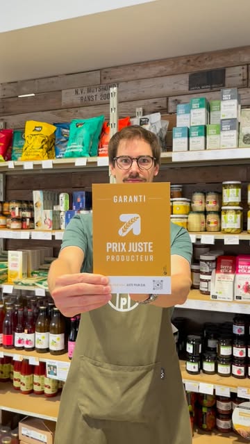 Vous avez peut-être remarqué ces petites étiquettes @prix.juste sur nos produits filière LPP*, mais savez-vous ce qu’elles signifient?

👉 Ce logo vous garantit que les producteur·ices qui se cachent derrière nos produits reçoivent une rémunération juste et équitable.

Et les autres produits ?
La rémunération juste est à la base de notre projet. On y veille évidemment pour chacun des produits que nous vous proposons, qu’il y ait un logo ou non !
Chez nous, pas de négociation : c’est toujours le producteur ou la productrice qui fixe le prix qui lui semble juste pour son travail. 💚

*produits faits avec les ingrédients de notre coopérative, en vente uniquement chez nous!