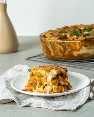 🍂 Une recette qui sent la fin de l'été 🙈

➡️ lasagne au potimarron et chou frisé

Un grand plat à savourer en famille ! 😍

Préparation:30min – Cuisson: 30min + 45min – Bon marché

Ingrédients pour 4 personnes:
• 1 paquet de pâtes à lasagne
• 1 bouteille de passata de tomates
• 10 feuilles de chou frisé
• 0.5 potimarron
• 2 petites bouteilles de crème fraîche
• 1 oignon jaune
• 2 gousses d’ail
• 4 cuillères à soupe d’huile d’olive
• 2 paquets de fromage râpé
• sel, poivre, herbes aromatiques de votre choix
• Falcultatif: de la viande hachée ou du jambon

Préparation
Enfournez pour 45 minutes.
1. Lavez, émincez et cuisez dans un fond d’eau salée les feuilles de chou ;
2. Epluchez, épépinez le 1/2 potimarron. Tranchez-le finement;
3. Epluchez et émincez l’ail et l’oignon. Rissolez-les à l’huile d’olive puis ajoutez la passata de tomates et les herbes de votre choix. Salez, poivrez. Laissez mijoter à feu doux au moins 1/2 heure;
4. Préchauffez votre four à 180°;
5. Dans un grand plat à gratin, étalez une fine couche de coulis de tomates. Puis alternez successivement les couches de pâte à lasagne avec les couches des différentes garnitures (chou, potimarron, coulis de tomates, crème). Terminez par une couche de crème et de fromage;
6. Enfournez pendant 45 minutes.

🧺 Pour réaliser cette recette facile, vous trouverez tous les ingrédients bio et locaux nécessaires dans nos 3 magasins à Liège.⁠

🔎 Retrouvez toutes nos recettes locales et de saison sur notre site web, vous pouvez rechercher par ingrédient: https://lpp.coop/recettes

© Stefen Tan

#recette #cuisine #saison #bio⁠ #local #circuitcourt #liege #lasagne
