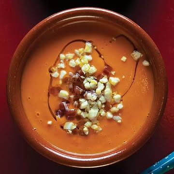 Un gaspacho onctueux pour profiter des dernières tomates belges! 🍅

Martina de @tierraylibertadcoop nous a partagé sa recette du salmorejo, une soupe froide de tomates originaire de Cordoue. Un peu comparable au gaspacho, mais plus épaisse et plus onctueuse. Vous nous en direz des nouvelles 😋

Ingrédients pour 4 personnes :
· 1kg de tomates bien mûres (!), pelées
· 180g de pain blanc rassis (sans croûte)
· 120ml d’huile d’olive
· 1 gousse d’ail
· sel

Préparation
1. Pelez les tomates ;
2. Faites tremper le pain dans un bol avec les tomates pelées (pour les peler facilement, blanchissez-les quelques minutes) ;
3. Mixez ensuite tous les ingrédients dans un blender avec 50ml d’huile d’olive ;
4. Ajoutez 70ml d’huile d’olive et mixez à nouveau.
La garniture traditionnelle se compose de deux œufs durs émiettés et/ou de fines tranches de jambon.
Buen provecho !

🧺 Pour réaliser cette recette facile, vous trouverez tous les ingrédients bio et locaux nécessaires dans nos 3 magasins à Liège.⁠

🔎 Retrouvez toutes nos recettes locales et de saison sur notre site web, vous pouvez rechercher par ingrédient: https://lpp.coop/recettes

© Stefen Tan