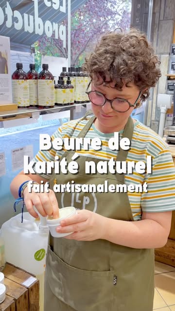 🤔 Comment utiliser le beurre de karité?

✨ Propriétés:
- Nourrissant pour la peau et le cuir chevelu
- Apaise, répare, cicatrise
- Filtre contre les UV et la pollution
- Contient des vitamines A D E F

💆‍♀️ Usages cosmétique :
- Soin du visage, des cheveux et des mains
- Saponification à froid → il est utilisé par Oodima pour faire nos savons solides LPP!
- Massage
- Crème de jour, en y ajoutant des huiles
- Chantilly
- Baume à lèvres

Conseil: faire fondre un peu de beurre dans le creux de la main et ensuite appliquer sur le corps.

🍽️ Usage alimentaire :
Il est utilisé dans certains plats traditionnels d’Afrique de l’Ouest.
Il est également utilisé pour les pâtisseries et biscuits vegan. Mais aussi dans l’industrie du chocolat où il est autorisé à hauteur de 30 % de substitut au cacao. On le retrouve sous forme de fraction dans les barres chocolatées, les pâtes à tartiner…

Conservation :
Conservez-le dans un endroit sec et à l’abri de la lumière et PAS au frigo !

📍Retrouvez le beurre de karité 100% naturel de @tamneere dans nos 3 magasins Les Petits Producteurs à Liège