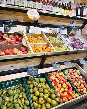 🧺🌾 Cette semaine dans nos magasins…

🍐 Retour des poires Conférence et Doyenné de Pierre-Marie Laduron (Warsage). Côté pommes, nous aurons cette semaine des Elise et des Elstar.

☕️ Café gratuit pendant 2 semaines à Sainte-Walburge ! Venez déguster un bon café bio et équitable @ethiquable.benelux dans notre magasin situé à deux pas de la Citadelle 🌳.

🥕 Les légumes racines font leur come-back : carottes vrac, persil tubéreux, panais, navets...

😋 Dégustations en présence de producteur·ices :
- Samedi 3/10 à Sainte-Walburge : dégust de fromages avec la @fermetridieu de 11h à 15h30
- Samedi 3/10 en Neuvice : dégust de champignons avec @wallifungi de 12h à 16h
- Dimanche 4/10 en Neuvice : dégust d'olives, tapenade et huiles d'olive avec @bionaturels à partir de 10h30

🗞️ Le magazine @tchak.be n°27 est arrivé chez nous ! Avec notamment cette enquête : « Pesticides : ces malades que la Belgique refuse de voir »

🐔 Fin des commandes poulets (réception le 13/10). Les 60 poulets bio dispo ont été réservés, merci pour vos commandes ! Inscrivez-vous à notre newsletter poulet pour ne pas louper la prochaine commande : https://lespetitsproducteurs.be/newsletter/

🍗 Cette semaine, la viande de poulet de la coopérative @coqdespres vient de chez Volailles de Berloz (Geer)

🌿 Belle semaine à toutes et à tous!
