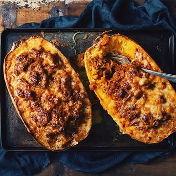 👨‍🍳 Connaissez-vous la courge spaghetti ?
On l’appelle ainsi car à la cuisson, sa chair se détache en tendres filaments qui ressemblent à des spaghettis. Pour la découvrir, on vous propose une recette simple qui mêle saveurs automnales et estivales 😋

👉La recette :

Ingrédients pour 2 personnes
· 1 grosse courge spaghetti
· 200g de tomates cerises (ou tomates fraîches coupées en cubes)
· 1 mozzarella di buffala
· ½ oignon jaune émincé
· 3 gousses d’ail émincées
· huile d’olive
· basilic frais pour décorer
· sel, poivre

Préparation
1. Préchauffez le four à 200°C ;
2. Coupez la courge en deux dans le sens de la longueur (si elle est trop dure, piquez-la d’abord en pointillé ou passez-la au micro-ondes pendant 3 à 5 minutes avant de la laisser refroidir) ;
3. Retirez les graines, disposez les demi-courges dans un plat pour le four et arrosez chaque face d’huile d’olive, sel et poivre ;
4. Enfournez pendant 40-45 minutes ou jusqu’à pouvoir la percer à la fourchette facilement ;
5. Dans une poêle à température moyenne, faites chauffer l’huile puis faites-y revenir l’ail et l’oignon ;
6. Coupez les tomates cerises en deux et ajoutez-les dans la poêle. Salez, poivrez, laissez mijoter jusqu’à ce que l’ensemble soit cuit et ramolli ;
7. Sortez la courge du four, grattez la chair avec une fourchette pour former les “spaghettis”. Ajoutez-les dans la poêle ;
8. Farcissez les demi-courges évidées de cette préparation, ajoutez par-dessus des rondelles de mozzarella et du basilic ;
9. Remettez au four pendant 5-10 minutes, jusqu’à ce que le fromage soit fondu ou gratiné ;
10. Ajoutez du basilic frais, servez et régalez-vous !

🧺 Pour réaliser cette recette facile, vous trouverez tous les ingrédients bio et locaux nécessaires dans nos 3 magasins à Liège.⁠

🔎 Retrouvez toutes nos recettes locales et de saison sur notre site web, vous pouvez rechercher par ingrédient: https://lpp.coop/recettes

photo © Samuel Joubert

#recettesimple #cuisineduquotidien #recettedesaison #courgespagh