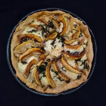 🍂🥧 ✨ Tarte gourmande au butternut, navet et fromage "campagnard". Un plat automnal et réconfortant 😍

On fait évidemment la pâte maison! Ici, on vous propose une recette sans beurre, avec 4 ingrédients de super qualité. Promis, c'est facile à faire 😉

Préparation : 30 minutes
Cuisson : 35 minutes

Ingrédients (pour la pâte)
• 220g de farine
• 1 œuf
• 100g de yogourt
• 1 pincée de sel

Ingrédients pour la garniture :
• 1 butternut
• 3 navets
• 4 càs d’huile d’olive
• 4 tranches de fromage « campagnard »
• Quelques feuilles de céleri ou de persil
• Sel, poivre

Préparation
1. Réalisez la pâte en mélangeant manuellement (ou au robot) les 4 ingrédients. Pétrissez pendant 5 minutes. Si la pâte est encore collante, ajoutez une petite poignée de farine. Laissez reposer la pâte à couvert pendant 30 minutes à température ambiante ;
2. Pendant ce temps, préchauffez le four à 180° ;
3. Epluchez les légumes. Epépinez le butternut. Découpez le navet en tranches et le butternut en quartiers.
4. Dans une poêle huilée, faites revenir les légumes à feu doux en les retournant à mi-cuisson. Salez et poivrez.
5. Farinez votre plan de travail et étalez la pâte avec un rouleau à tarte (si vous n’en n’avez pas utilisez une bouteille en verre). Beurrez un moule à tarte et recouvrez-le avec la pâte.
6. Garnissez votre tarte avec les légumes. Intercalez de tranchettes de fromage. Parsemez de feuilles de persil ou de céleri vert ciselées ;
7. Enfournez pour 35 minutes.
Bon appétit 🙂

🧺 Pour réaliser cette recette facile, vous trouverez tous les ingrédients bio et locaux nécessaires dans nos 3 magasins.⁠

Pensez à enregistrer le post pour retrouver la recette facilement 😉

#RecetteMaison #CuisineRéconfortante #recettedautomne #CuisineDeSaison #bio #butternut
