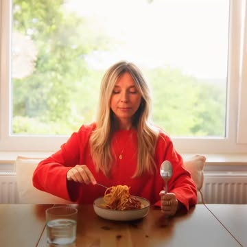Changer le monde... ça peut commencer avec de la farine 🥰

Aidez Histoire d'un Grain (@hd1g_coop) a acquérir un deuxième moulin et du matériel nécessaire à la fabrication de leurs farines bio et locales
 -> https://www.histoiredungrain.be/campagne2026 (lien en bio)

Histoire d’un grain est une coopérative créée en 2018 qui produit et transforme des céréales panifiables sur le plateau de Herve. Leur objectif est de rendre notre alimentation plus résiliente en maîtrisant tout, du grain jusqu’au pain. Leur coopérative rassemble donc aussi bien des agriculteurs, que des artisans-boulangers ou citoyens.

Les céréales sélectionnées sont bio, reproductibles, non hybrides et cultivées en rotation par plusieurs agriculteurs locaux 🌾

🎥 vidéo © Histoire d'un Grain