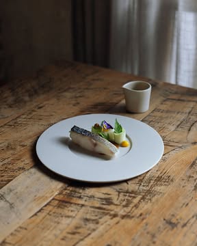 Bar maturé, berce, chou-rave et orange sanguine.

—

Matured sea bass, hogweed, kohlrabi et blood orange.

📷 : @maurine.toussaint