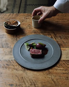 Bœuf maturé de chez @lothar_vilz

Oignon farci à la poitrine effilochée, artichaut, tapenade d'olive noire. Jus corsé à la moelle.
Tartare de bœuf, huile de foin, salicorne, crème d'huîtres au whisky, crumble de pain à l'olive noire.

—

Dry-aged beef from @lothar_vilz

Onion stuffed with pulled pork belly, artichoke, black olive tapenade. Rich bone marrow jus.
Beef tartare, hay oil, samphire, whisky oyster cream, black olive bread crumble.

📷 : @maurine.toussaint