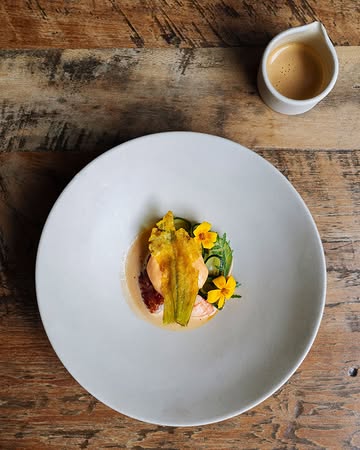 Deuxième version du homard cette année.
Courgettes vertes marinées, fleurs de courgette en tempura, béarnaise à la tagète minuta et sauce satay.

—

Our second lobster interpretation of the season.
Marinated courgettes, courgette flowers in tempura, tagetes minuta Béarnaise and satay sauce.

📷 : @maurine.toussaint