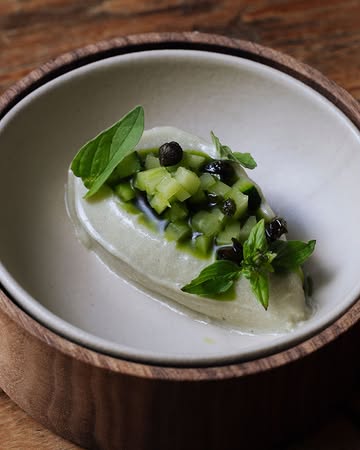 Sorbet courgette, câpre, origan.

—

Courgette sorbet, caper, oregano.

📷 : @maurine.toussaint