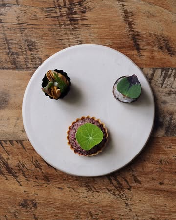 Mises en bouche

📷 @maurine.toussaint

Moule-frites ~ Mussel & chips

Américain végétal ~ Vegetarian steak tartare

Onigiri, shiso, prune fermentée & anguille fumée
~
Onigiri, shiso, fermented plum & smoked eel