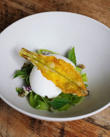 Courgettes, origan, graines de courge, cumin, ail nouveau.
Fleur en tempura.

~

Zucchini, oregano, pumpkin seeds, cumin, fresh garlic.
Tempura-fried flower.

📷 @maurine.toussaint