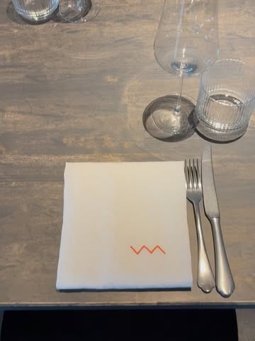 ✨ Nieuw op tafel ✨

We hebben onze tafelaankleding een mooie upgrade gegeven met de prachtige linnen servetten van @verilinbelgium . 🤍
Een tijdloze, natuurlijke uitstraling die perfect past bij onze tafel en zorgt voor dat extra vleugje elegantie.

@desmetnl3 @felixfrancois_ #Verilin #linnenservetten #tafeldekken #tableware #interieur horeca tafeldecoratie linenlove detailsmatter