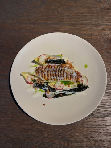 New starter

Gebrande zeebarbeel met witloof krokante palmkool, karnemelk en olie van vijgenblad

Boek je tafeltje voor de komende weken en kom dit proeven 😋