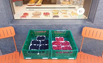 Benieuwd wat voor lekkers bakker Burez deze keer zal maken! Frambozen en braambessen. Met mijn cassis maakt hij alvast een superlekkere koffiekoek, nu verkrijgbaar in de bakkerij 😋
