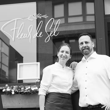 [14 ANS]
Aujourd’hui, Fleur de Sel souffle sa 14ème bougie ! 🥂👩🏻‍🍳👨🏻‍🍳
Chaque 22 août, nous repensons à ce jour de 2011 où deux jeunes expatriés lançaient, seuls en Belgique, un rêve un peu fou… 🌊
Si nous sommes encore là aujourd’hui, c’est grâce à trois miracles :
🍀 la chance
💪 la persévérance
❤️ et VOUS, votre soutien indéfectible !
Notre histoire en quelques étapes…
🍽️ 2011 – Ouverture de Fleur de Sel. À l’époque, c’était crêpes bretonnes au menu !
🎶 2015 – 4 ans, un DJ, des doutes, des essais… on se cherche encore.
📖 2018 – Sélectionnés par Gault&Millau, la cuisine devient notre priorité, ouverture de Maison de tourtes russes à deux pas.
🌍 2020-2022 – Master Class, food events en Belgique et en France.
💔 2022 – Fermeture de Maison de tourtes russes, la guerre en Ukraine nous enlève le sens de ce projet.
🥳🎉🎊 puis… entrée au Guide Michelin ✨ (frissons garantis encore aujourd’hui).
👩‍🍳 2024 – Slava finaliste Lady Chef of the Year… et PRIX DU PUBLIC grâce à VOS votes innombrables !
🌱 2025 – Après une lourde opération, nous rouvrons plus forts et motivés que jamais.
Aujourd’hui, Fleur de Sel, c’est toujours nous : Antoine & Slava.
Toujours là pour cuisiner pour vous, partager, échanger, grandir ensemble.
🙏 Merci pour vos visites, vos sourires, vos avis, vos cadeaux du jardin, vos pensées… Vous formez notre grande famille de cœur.
On continue, avec vous. ❤️
— Antoine & Slava
#fleurdeselcomines #14ans #anniversaire #restaurantbelge #gastronomie #comines #gastronomy #parcours #belgianrestaurant #belgianchef #ladychef #gaultmillaubelgium #guidemichelin #omnivore #mangelille #thankyouall ❤️❤️❤️

Photos 📸
@heikkiverdurme
@sylvieletrividicphotographie
@dagfryd