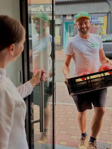 🍠🥦🥕C’est toute une histoire qui entre en cuisine quand notre permaculteur Simon Donche passe la porte avec ses courges cueillies au matin !

On le reçoit, et Antoine me rejoint pour trier, nettoyer et apprêter ces délicieux légumes : c’est ça, le travail de notre #dreamteam.

🤩💭Ils inspirent immédiatement nos assiettes, car ici, nous cuisinons ce que la terre nous donne, presque sur le champ.

🍽️😋 Pour vous, cela se traduit par des saveurs plus vives, une fraîcheur palpable, et l’authenticité d’un produit qui n’a pas perdu de temps entre le champ et votre table.

👩🏻‍🍳👨🏻‍🍳 Ici, chaque plat raconte un lieu et un moment. Bien plus qu’un repas : une expérience qui honore la nature et ceux qui la cultivent.

À bientôt !

🇧🇪
Een heel verhaal komt onze keuken binnen wanneer onze permacultuur-teler de deur binnenkomt met zijn ‘s ochtends geoogste pompoenen!

We ontvangen hem, en Antoine komt me helpen om deze heerlijke groenten te sorteren, schoon te maken, te snijden en op te bergen: dat is pas dreamteamwerk. Deze vers geplukte groenten inspireren meteen onze borden.

👩🏻‍🍳👨🏻‍🍳Bij Fleur de Sel koken we met wat de aarde ons geeft, bijna op het moment zelf. Voor u vertaalt zich dat in levendige smaken, een voelbare versheid en de authenticiteit van een product dat geen tijd heeft verloren tussen veld en bord. Hier vertelt elk gerecht een plek en een moment.

Meer dan een maaltijd: een ervaring die de natuur en wie haar verbouwt in de kijker zet.

Fijn weekend!

#fleurdeselcomines #antoineslava #guidemichelin #gaultmillau #seasonalfood #local #localfood #gastronomy #ladychef