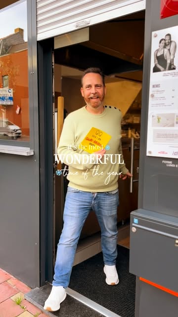 🎄 Un des plus beaux moments de fin d’année arrive toujours à la même période !

📩Nous venons de recevoir notre courrier annuel de Gault&Millau… et avec lui, le précieux sticker 2026 à fièrement coller sur notre façade 🥰

C’est toujours un moment magique, un peu comme un passage du Père Noël avant l’heure. 🥳

Merci à vous, chers clients, de faire vivre cette aventure culinaire au quotidien ! Merci à Gault&Millau pour ces 8 années de confiance ! 🙏🤩
Et bravo à Antoine, aussi habile en sommelier qu’en pose d’autocollant, avec ses gestes sûrs et photogéniques ✨ Moi, je reste derrière la caméra 🎥 pour vous partager nos moments de complicité et de travail. 👨🏻‍🍳👩🏻‍🍳

Nous attendons et accueillons 2026 avec impatience 🫶

#gaultetmillau #belgianrestaurant #fleurdeselcomines #ladychef #chefslife