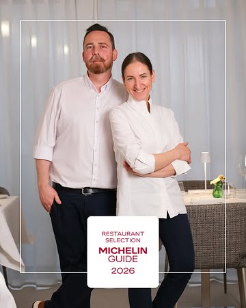 Ce lundi, on était invités à la cérémonie du Guide Michelin à Anvers. 🥳
Au milieu de la salle on ressent mieux l’émotion, comme un hommage pour notre beau métier, celui qu’Antoine et moi adorons depuis bientôt 15 ans ! ♥️

📕Merci au Guide Rouge pour ces 5 ans consécutifs de confiance accordée à Fleur de Sel ! Nous sommes heureux et honorés de faire briller notre ville dans une liste aussi prestigieuse. 🙏🙏

Un grand bravo à tous les établissements qui décrochent leur première étoile, quelle fierté ⭐️

Merci à vous, nos clients, notre plus belle récompense et notre motivation pour aller de l’avant 💛

Ensemble, on continue l’aventure. Avec le cœur, la sincérité et toujours plus de gourmandise. 🔥

👩🏻‍🍳 👨🏻‍🍳

@michelinguide

#michelinrestaurant #fleurdeselcomines #belgianrestaurant #ladychef #gastronomy

📸 @heikkiverdurme @sublimeurs