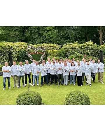 Hier, nous avons vécu un moment très émouvant : l’annonce des 30 nouveaux membres de North Sea Chefs. Et je fais partie des 3 femmes de cette promotion ! 👩🏻‍🍳 🤩

🐟 Ce collectif incarne ce en quoi je crois chaque jour : pêcher durablement, valoriser le poisson local, réduire notre impact sur la nature. Cuisiner zéro déchet, privilégier les saisons, voyager léger, nettoyer l’environnement… des petits gestes qui, mis bout à bout, font la différence.

🙏 Merci aux fondateurs pour leur confiance!
Je suis fière et reconnaissante.
Je ferai de mon mieux pour être à la hauteur de ces beaux projets. 💙

👩🏻‍🍳🤩 Gisteren was ik bij de bekendmaking van de 30 nieuwe leden van North Sea Chefs. En ik ben één van de 3 vrouwen in die lichting!

🐟 Dit collectief staat voor waar ik elke dag in geloof: duurzaam vissen, lokale vis in de verf zetten en onze impact op de natuur verminderen. Koken met zo min mogelijk afval, seizoensproducten vooropstellen, licht reizen, de omgeving proper houden… kleine gebaren die, stuk voor stuk, het verschil maken.

🙏 Dank aan de oprichters voor hun vertrouwen! Ik ben trots en dankbaar. Ik zal mijn uiterste best doen om deze mooie projecten waar te maken. 💙

@northseachefs
@ladychefoftheyear

#northseachefs #belgianrestaurant #respectnature #durable #gastronomy