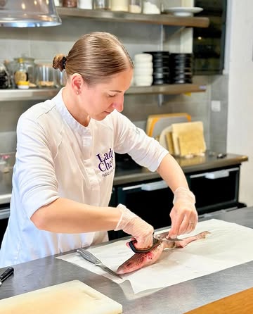 Blue Box, une journée pas comme les autres. 👩🏻‍🍳💙

🐟 Avec North Sea Chefs, j’ai eu la chance de recevoir une boîte de poissons de la mer du Nord : la roussette et la raie.

Des espèces méconnues, mais précieuses, que l’on peut cuisiner dans leur intégralité.

Une journée d’apprentissage, de respect du produit et de partage. Dans ce carrousel, je vous raconte comment cela s’est passé.

Je suis reconnaissante à North Sea Chefs pour cette découverte et cette belle expérience. 🌊

Racontez-nous en commentaire si vous aussi, vous avez déjà cuisiné des poissons moins ordinaires. Partagez votre expérience ! 😉😊

#northsea #fleurdeselcomines #ladychef #belgianrestaurant #northseachefs
