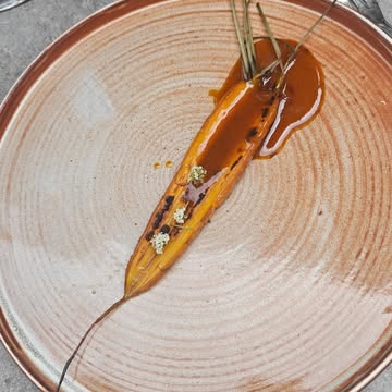 Sur le pass : Simplicité d'une carotte.

L'avantage de travailler avec de supers producteurs est que le goût ne vient pas d'une complexification des choses, mais juste dans un chemin tracé par les saveurs intrinsèques. Ici il s'agit d'une carotte de saison, celles de début d'année, avec ce goût subtilement sucré et floral. Pour habiller cela, deux autres touches carotieres viennent finir le plat. D'abord une sauce aux carottes lacto de l'an passé, agrémentée de miso maison et enfin quelques fleurs de carottes fraîchement cueillies. Simple. Efficace.

#vegetarian @jecuisinelocal.be @biowalloniehoreca #carottes #miso