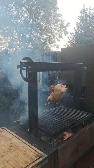 Le canard de la @aupre_dechezvous maintenu au dessus du feu pour prendre les bonnes saveurs des bois du village, avant une petite recette coin coing coing... 🔥🥰

@teroirboucherie #feu #wildcooking #duck #cuisinelocale #cuisinesauvage