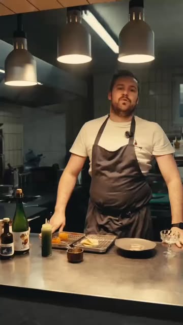 Aujourd’hui, on vous présente notre dessert du moment… enfin, celui qui était du moment quand cette vidéo a été tournée 😅 (ca nous apprendra de ne pas poster directement).

Donc, entre temps, la pomme a déjà laissé sa place à la rhubarbe… qui s’apprête elle-même à passer le relais à la fraise ! 🍓

Chez Yirmi, les saisons défilent presque aussi vite que nos desserts.

Une chose ne change pas : des produits de saison, de la gourmandise et beaucoup d’amour dans chaque assiette ❤️

@cidrerieducondroz
@calvideo_