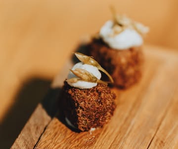 ✨ Les mises en bouche

Une petite bouchée… mais un grand terrain de jeu pour le Chef.

C’est ici que l’imagination prend toute sa place : oser les associations, surprendre les papilles, jouer avec les textures et parfois vous faire découvrir un produit inattendu.

Une première rencontre, une invitation à la curiosité…
Une belle porte d’entrée sur l’expérience gastronomique qui vous attend.

Parce que chaque bouchée raconte déjà un peu notre histoire. 🍽️
