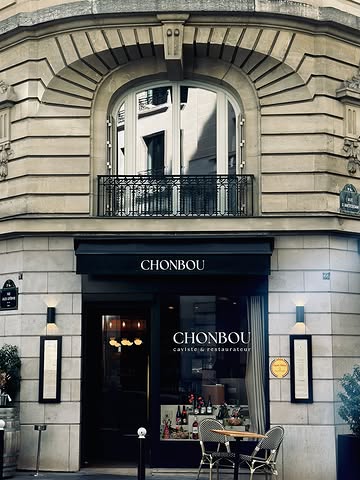 Talking wines in Paris with @bettanedesseauve during lunch @chonbouparis ⚡️Always a treat to delve into the Belgian wine scene and to discuss its potential and bright future.

Our Chardonnay 2019 & 2022 showed beautifully and our Savagnin 2022 blew it out of the park. Our guest could not have said it better : “ Ce sont des vins singuliers d’une grande expression” 🔥.
.
#lafalize #belgianwine #winetasting #domainelafalize