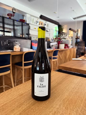 Tasting a bottle of @la__falize is always a reminder of just how incredible Belgian winemaking has become.

This 2020 Chardonnay is beautifully balanced, crisp, and made for slow lunches like this. ❤️‍🔥🇧🇪❤️‍🔥

#BelgianWine #LaFalize #Chardonnay2020 #WineTasting #SlowLunch
