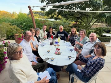 Marchin Entreprend a organisé l’an dernier un voyage à Senones, la Ville vosgienne jumelée avec Marchin depuis plus de 50 ans. En retour de l’hospitalité qu’ils ont reçue de la part des autorités communales françaises, Marchin Entreprend invite 4 représentants de la Ville de Senones du 2 au 4 septembre à Marchin avec pour point d’orgue l’inauguration du Pont de Vaux restauré par des bénévoles le dimanche 4 octobre.

Durant l’après-midi du samedi 3 octobre, l’intention est de leur faire visiter 5 acteurs économiques marchinois. Ils commenceront par découvrir la céramiste Marie Beaudry et termineront par une dégustation de vin au Clos de Préalle. Ils auront également l’occasion de visiter la Ferme Devillers.
