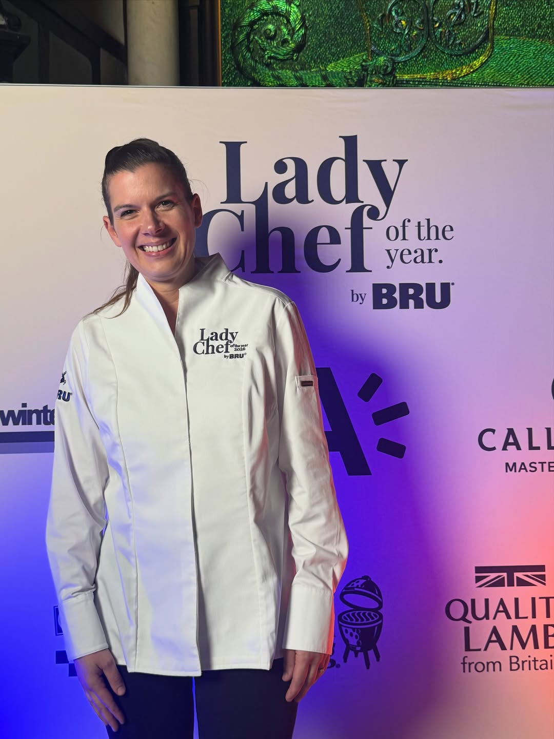 [#Anvers #ladychefoftheyear #florenceporignon #Chezflo]

Doublé historique! Florence Porignon, du restaurant Chez Flo à Flémalle, remporte le titre de Lady Chef of the Year 2026 et le prix du public.

Les deux autres femmes cheffes récompensées sont Angelica Van Zantvoort, qui poursuit sa formation à l’école hôtelière Piva à Anvers, et qui reçoit le titre de Lady Chef Rookie.

Tandis que Yara Ingels, sous-cheffe au prestigieux restaurant Boury*** à Roulers, a reçu le prix Lady Chef « One-to-watch ».

La cérémonie avait lieu hier soir à Anvers, dans la très belle salle de concert AMUZ à Anvers. Au terme d’un banquet à l’aveugle, le nom de la nouvelle Lady Chef 2026 a été révélé.
Elle avait cuisiné un carpaccio de noix de Saint-Jacques, vinaigrette aux agrumes; une aile de raie rôtie en croûte de pain, condiment grenobloise, sauce au beurre noisette; un filet d’agneau anglais rôti à la fleur de sel, raviole végétale et jus corsé soja & citron confit, et enfin, un crémeux chocolat gold Callebaut, sorbet cassis et tuile croquante.

De nombreuses Lady Chef étaient présentes pour fêter dignement la victoire de Florence Porignon, comme Arabelle Meirlaen, Lady Chef 2008.

Félicitations aux trois femmes cheffes distinguées!
