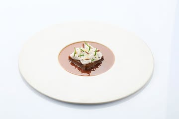 Braised lamb shoulder from breeder & butcher Vande Walle in Kluisbergen paired with tagliatelle of lightly cooked squid, anchovy mayonnaise and samphire.
A dish where the richness of the lamb meets the delicate freshness of the sea 💙

#vrijmoed #lamb #michelinguide #gaultmillau #bestvegetablesrestaurants #northseachefs #gent