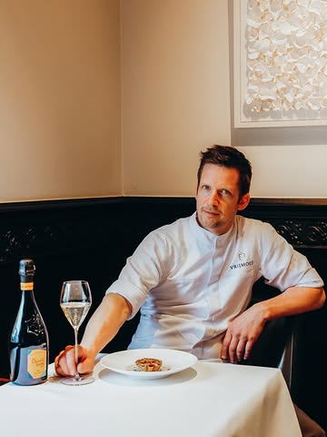 Op zaterdagavond 24 oktober opent Restaurant Vrijmoed uitzonderlijk de deuren voor een exclusieve avond in het teken van Veuve Clicquot La Grande Dame

Tijdens deze bijzondere avond serveren we een speciaal gecreëerd 6-gangenmenu, begeleid door de nieuwe uitzonderlijke cuvée La Grande Dame Rosé 2018 en een selectie andere prestigieuze millésimes van het huis.
We hebben bovendien het genoegen om Veuve Clicquot-wijnmaker Louise Grillet te verwelkomen. Samen met onze sommelier Céline Dubois neemt zij u gedurende de avond mee in het verhaal achter La Grande Dame en de verschillende champagnes die zorgvuldig bij het menu worden geschonken 🥂

Reserveren is mogelijk via www.vrijmoed.be

#vrijmoed #veuveclicquot #champagne #lagrandedame #lagrandedamerosé2018