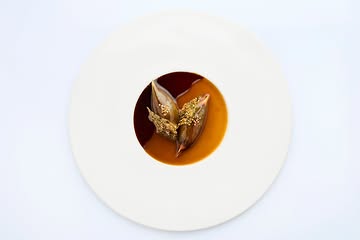 Confit & glazed Cévennes onion filled with Hokkaido pumpkin, served with an concentrated onion & roasted pumpkin jus 🤎

#vrijmoed #michelinguide #gaultmillau #bestvegetablesrestaurants #gent