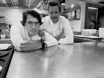 Four hands, many shared memories 🩶

Last Monday, team Vrijmoed and I had the pleasure of cooking alongside Maarten Bouckaert and his team at Restaurant Castor.

After so many memorable years working together at Hof van Cleve, it felt very special to share the kitchen once again , this time bringing together our own experiences, ideas and culinary paths.

Even more meaningful was having our former mentor Peter Goossens, together with his wife joining us as guests that evening.

A beautiful reunion, both in the kitchen and around the table.

Some connections simply remain. 🤍

Thank you, Maarten and the entire Castor team, for having us.
#vrijmoed #castor #friendship