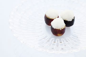 Een streekproduct uit Overijse (B) in de hoofdrol..
“Leopoldsdruif” gevuld met romige burrata, geserveerd met een frisse dip van jalapeño en afgewerkt met een granité van groene appel & jalapeño!
Zoet, romig, fris en licht pittig …., een verfijnd samenspel van smaken, temperaturen en texturen dat alle zintuigen prikkelt 💚

A local product from Overijse, Belgium takes centre stage.
“Leopold grape” filled with creamy burrata, served with a fresh jalapeño dip and finished with a granita of green apple and jalapeño.
Sweet, creamy, fresh and gently spicy ,a refined interplay of flavours, temperatures and textures that awakens all the senses 💚

#vrijmoed #michelinguide #gaultmillaubelgium #bestvegetablesrestaurants #gent